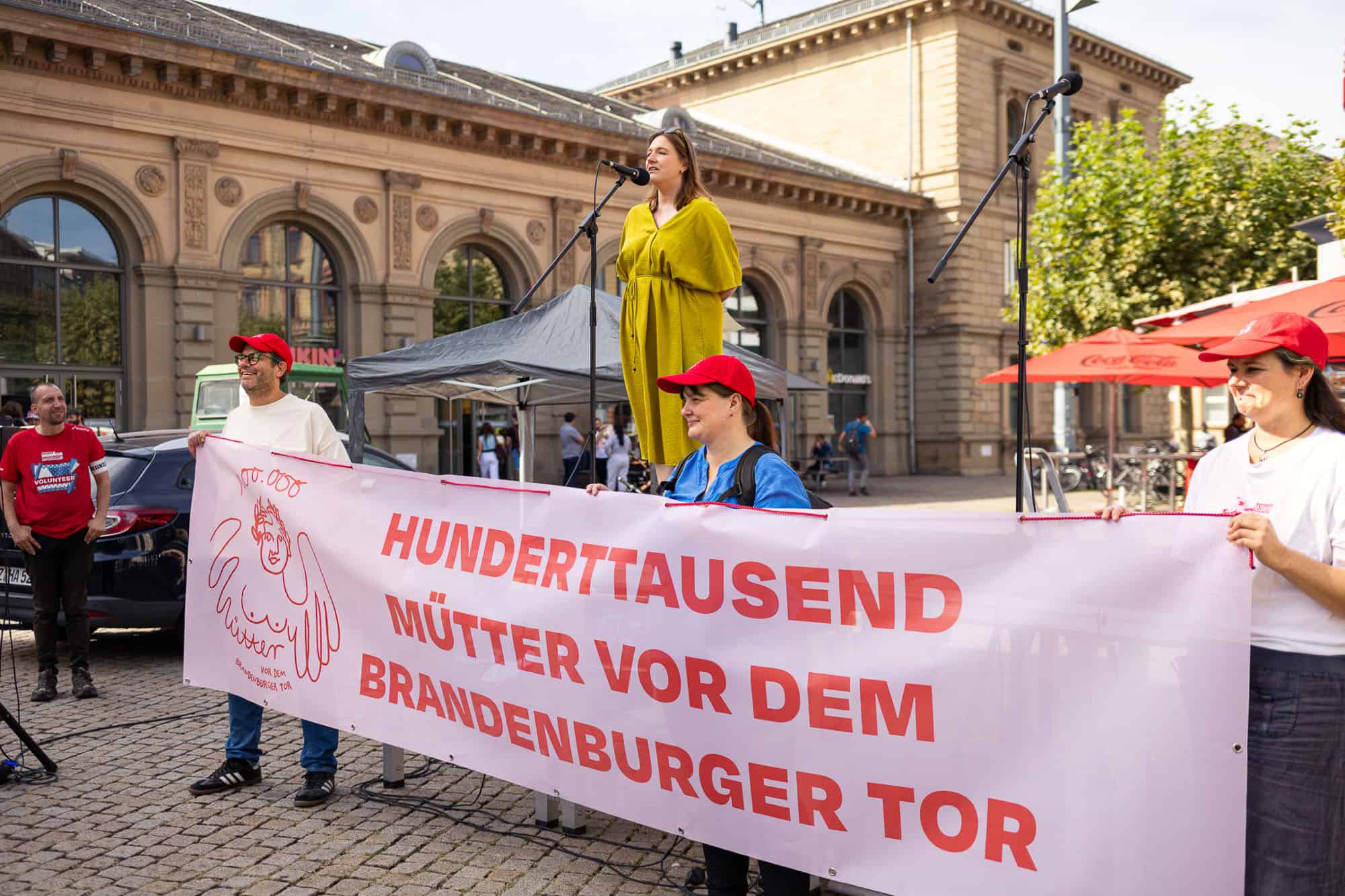 Demonstration in Mainz 2025 mit Frauen und Kindern für die Rechte von Müttern.