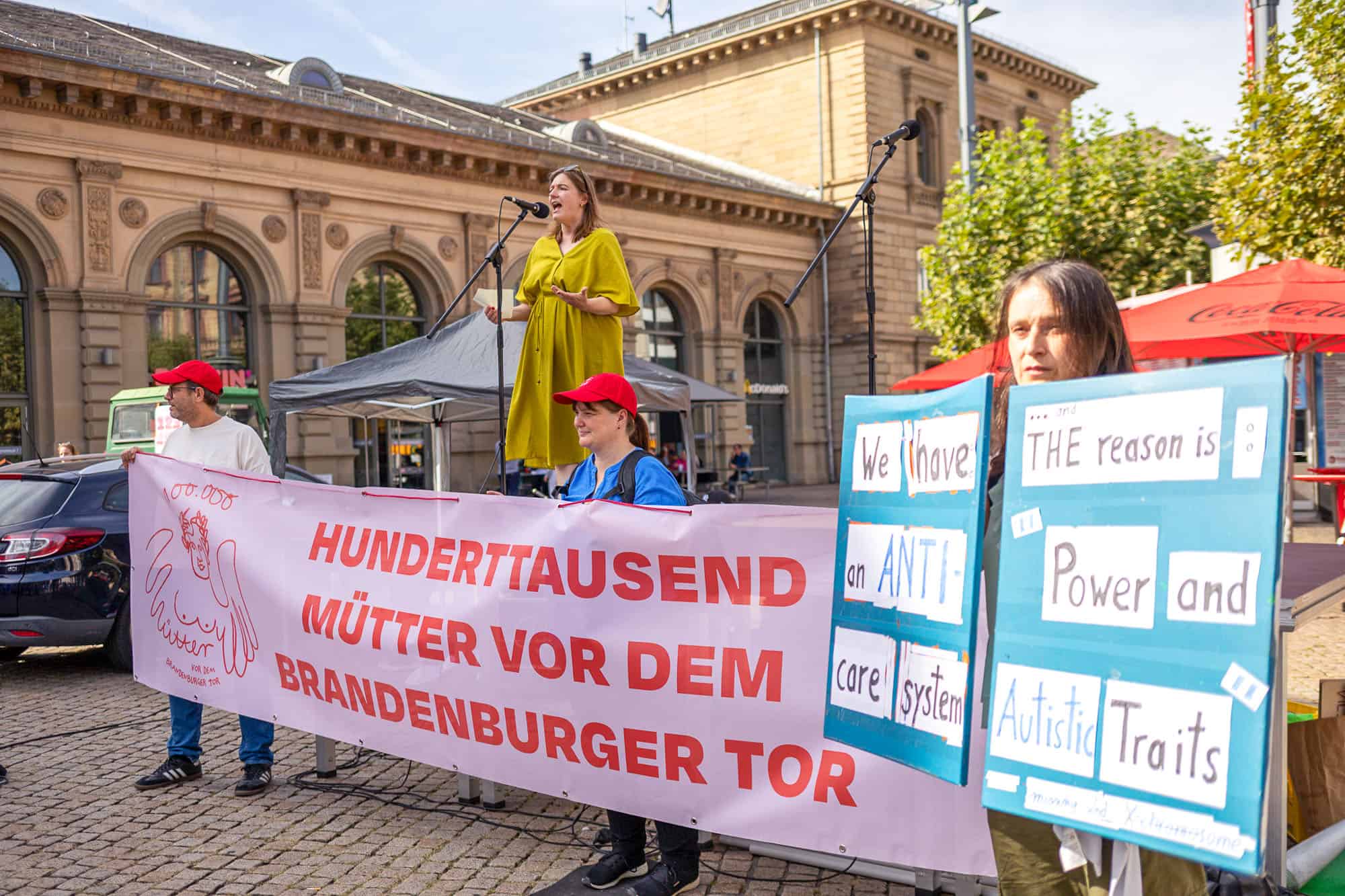 Demonstration in Mainz 2025 mit Frauen und Kindern für die Rechte von Müttern.