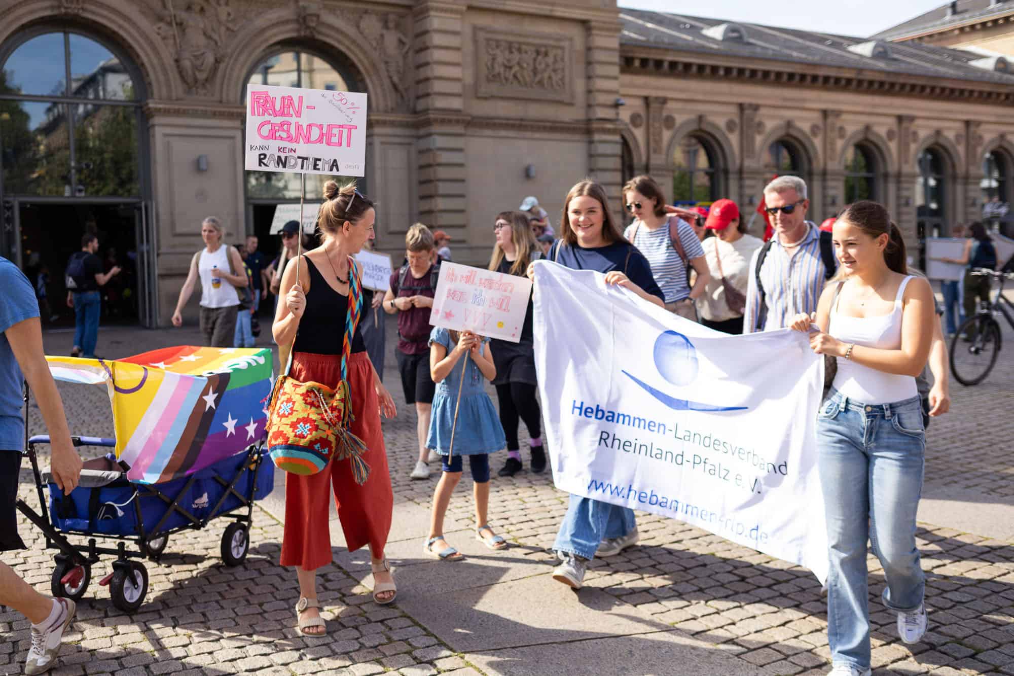 Demonstration in Mainz 2025 mit Frauen und Kindern für die Rechte von Müttern.