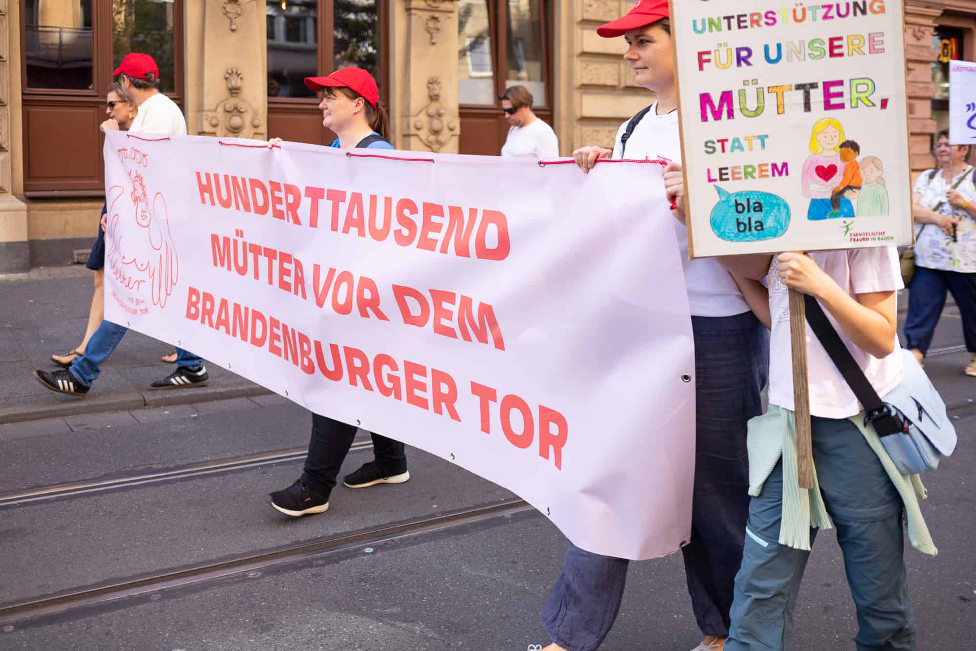 Demonstration in Mainz 2025 mit Frauen und Kindern für die Rechte von Müttern.