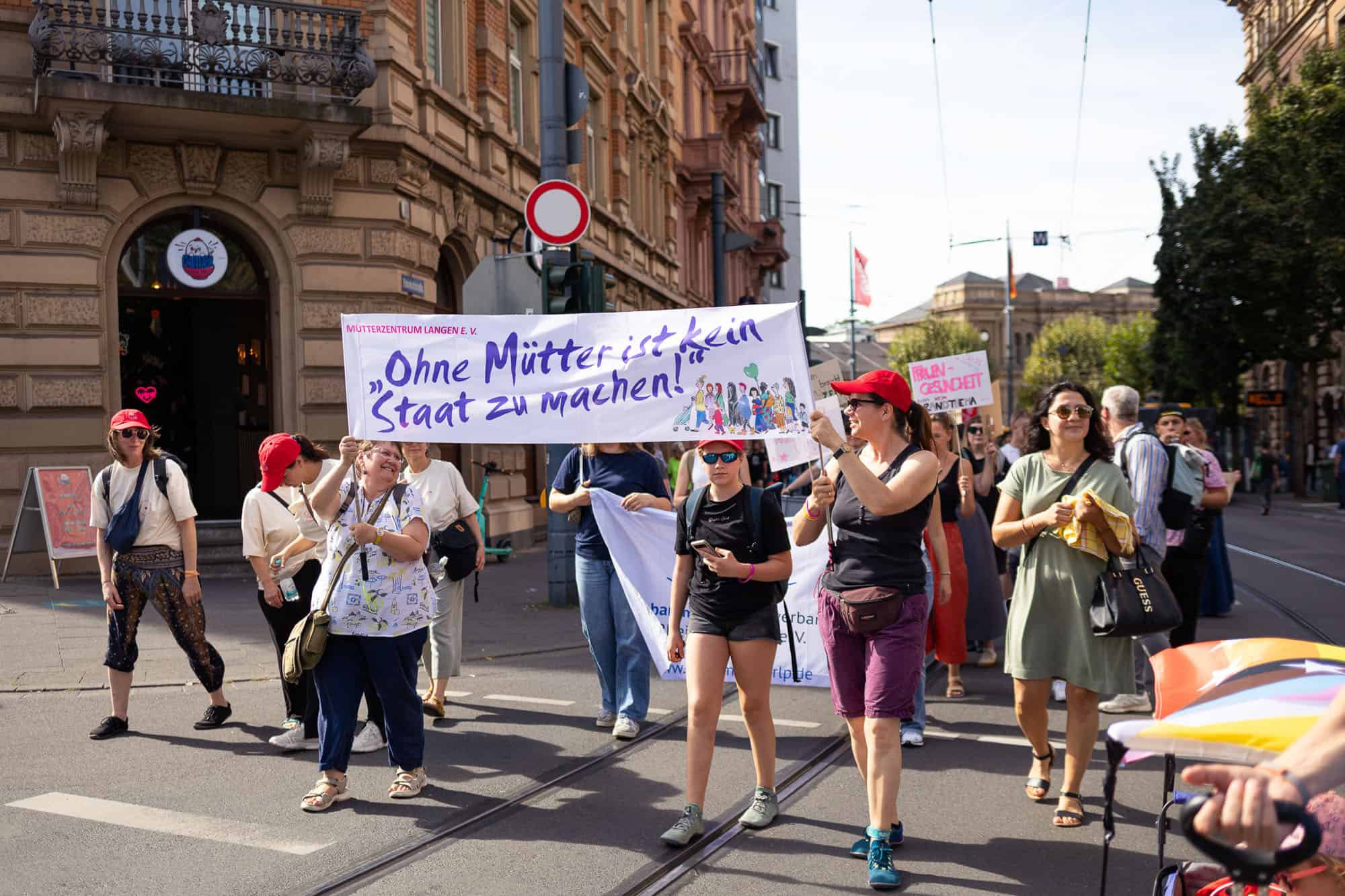 Demonstration in Mainz 2025 mit Frauen und Kindern für die Rechte von Müttern.