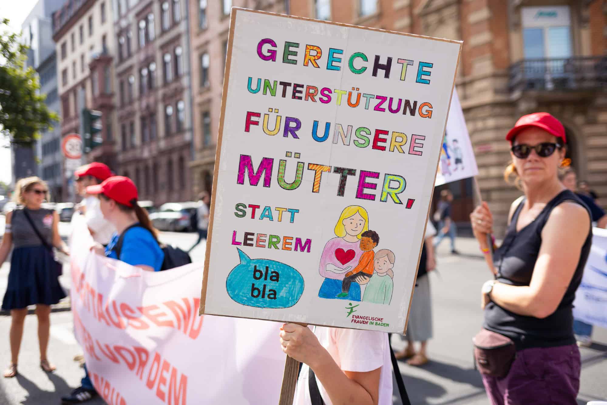 Demonstration in Mainz 2025 mit Frauen und Kindern für die Rechte von Müttern.