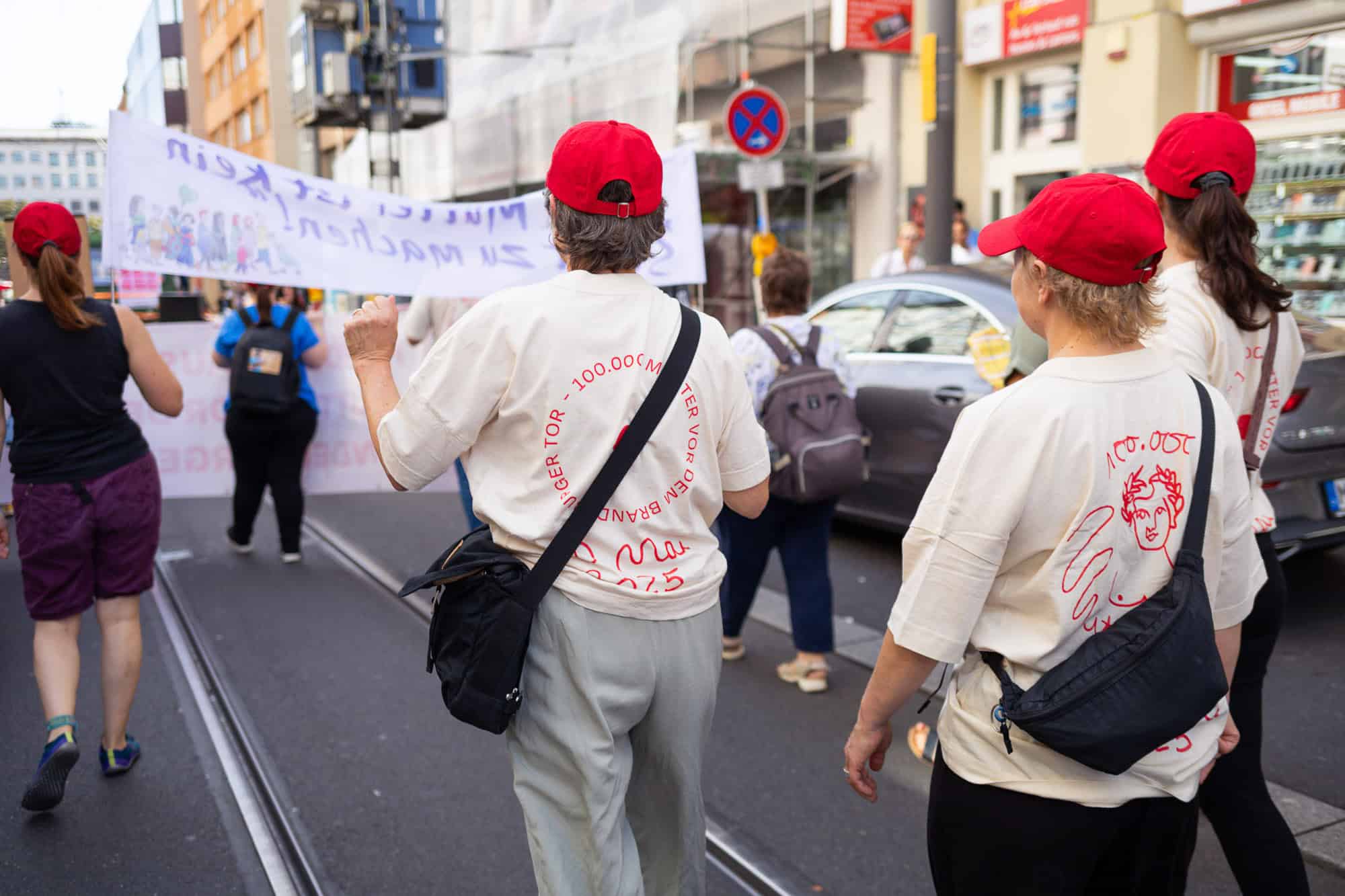 Demonstration in Mainz 2025 mit Frauen und Kindern für die Rechte von Müttern.