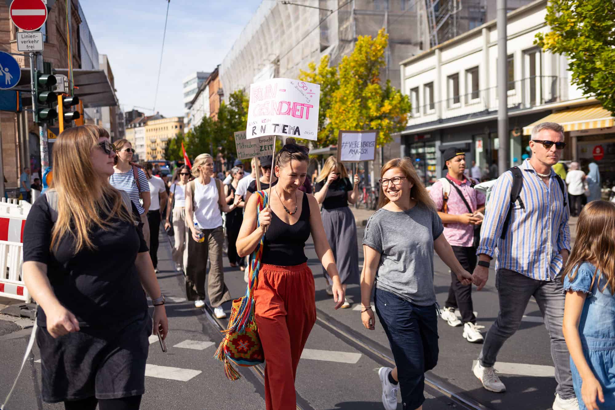 Demonstration in Mainz 2025 mit Frauen und Kindern für die Rechte von Müttern.