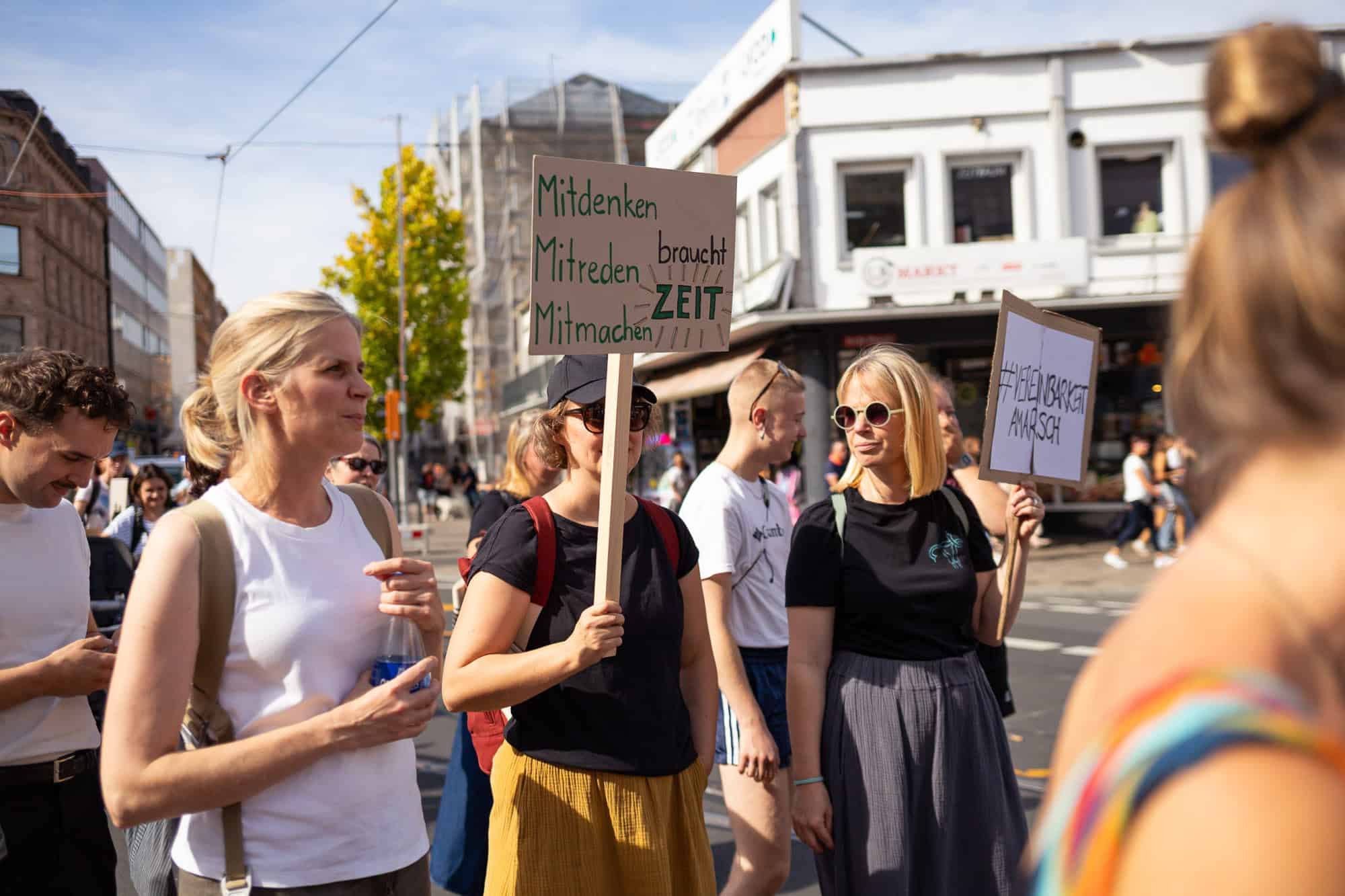 Demonstration in Mainz 2025 mit Frauen und Kindern für die Rechte von Müttern.