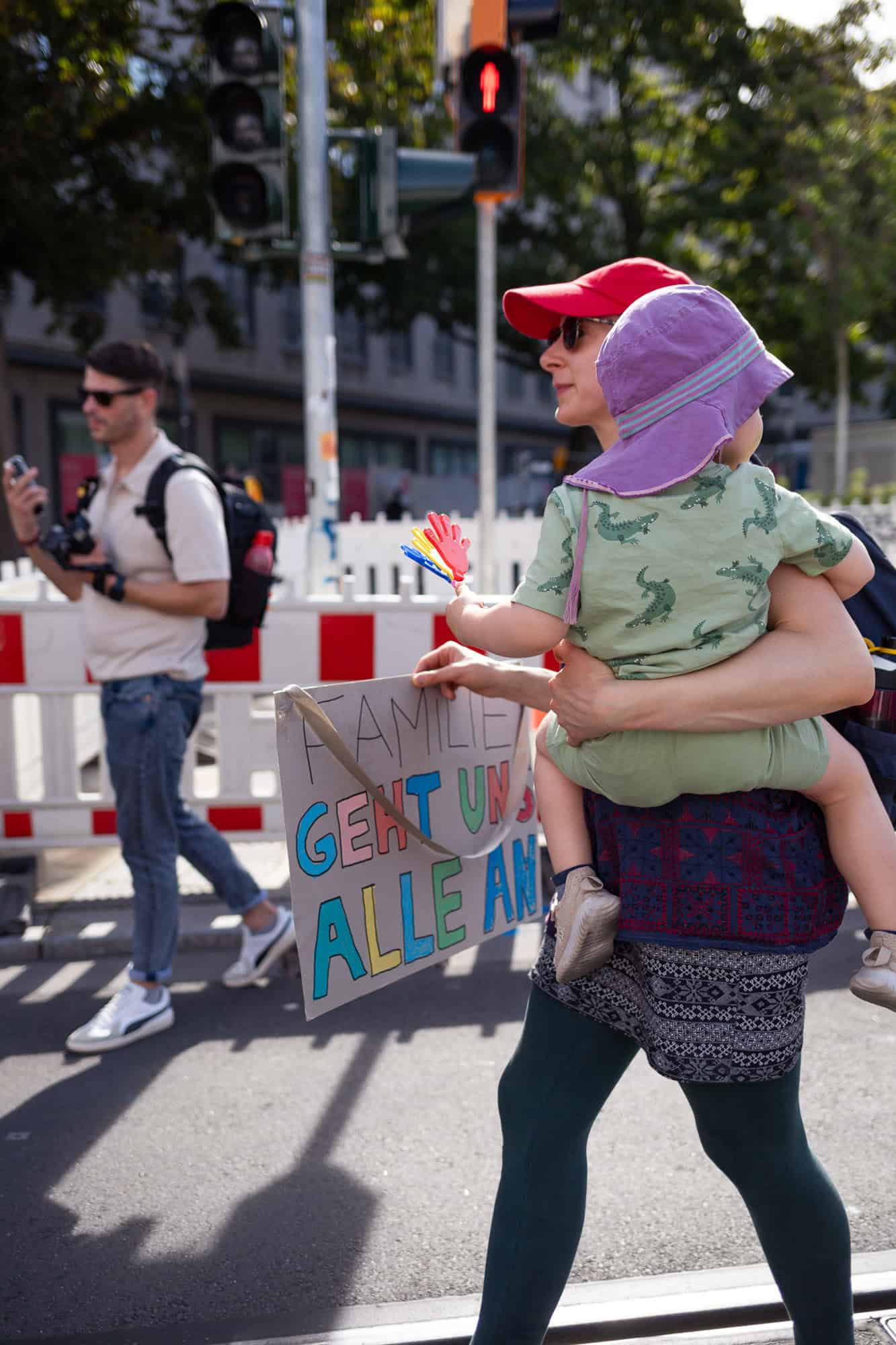 Demonstration in Mainz 2025 mit Frauen und Kindern für die Rechte von Müttern.