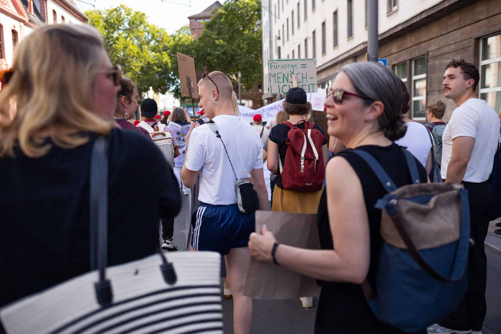 Demonstration in Mainz 2025 mit Frauen und Kindern für die Rechte von Müttern.