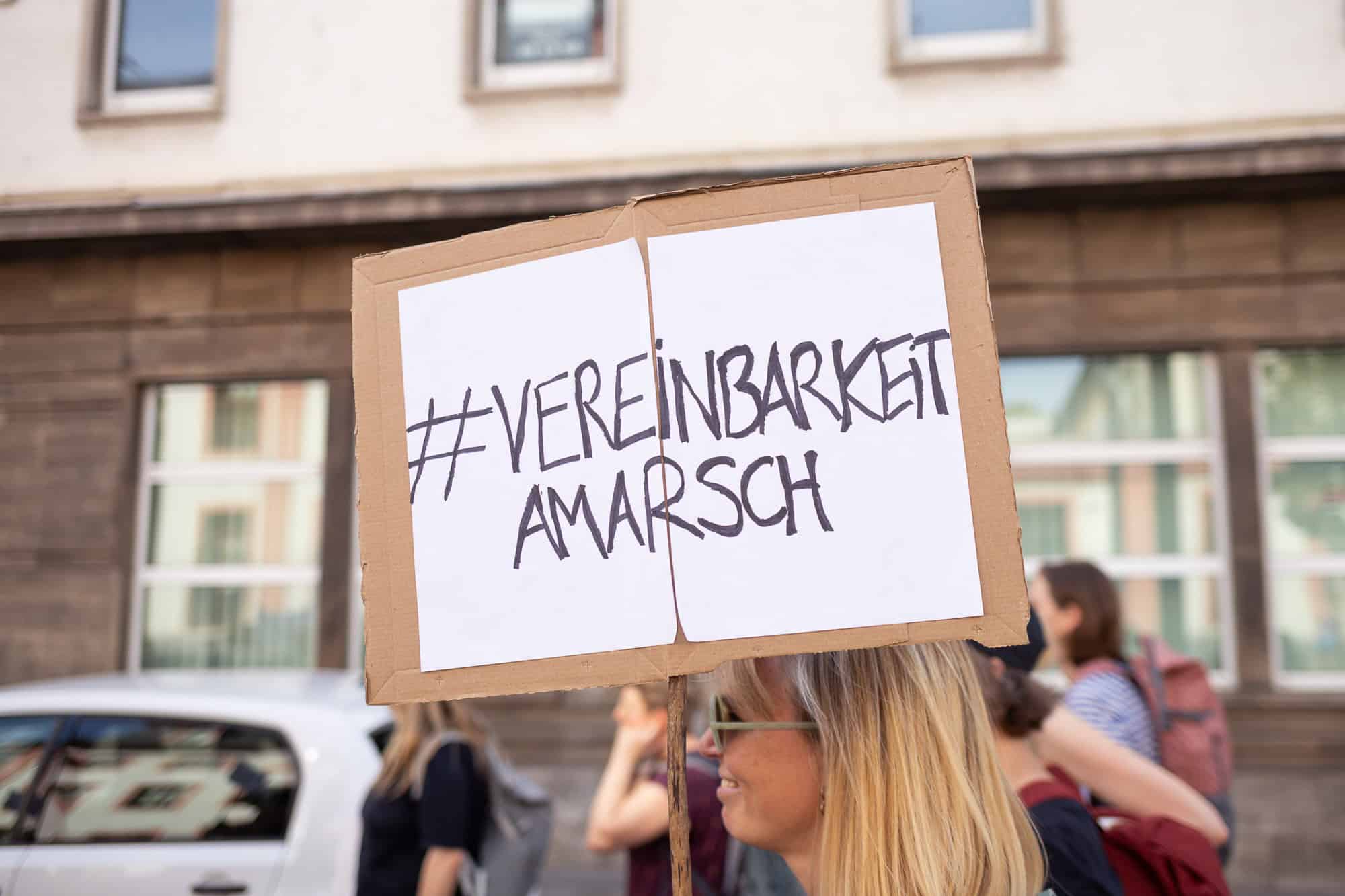 Demonstration in Mainz 2025 mit Frauen und Kindern für die Rechte von Müttern.
