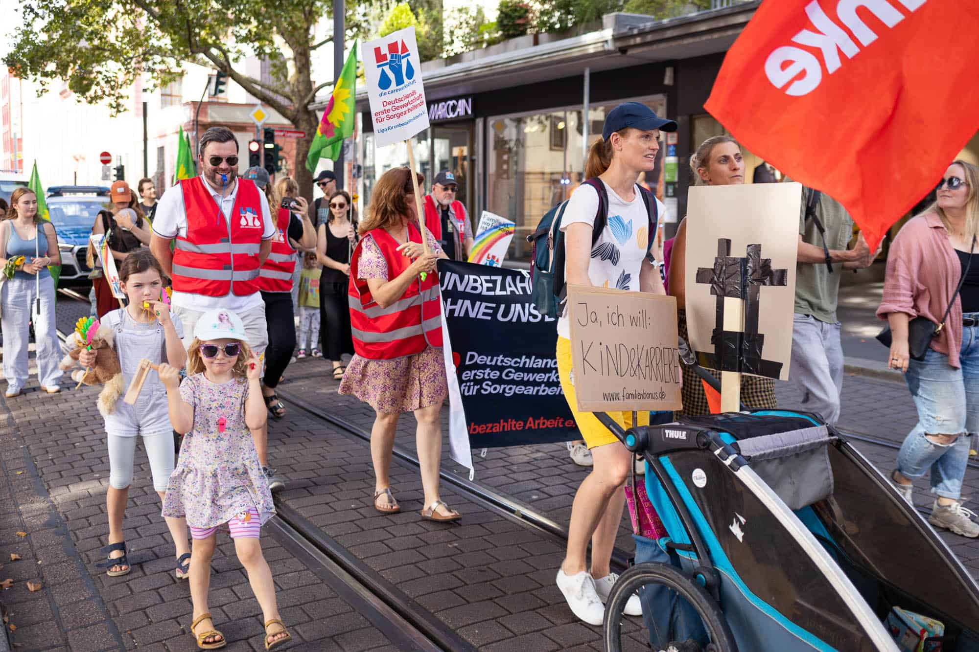 Demonstration in Mainz 2025 mit Frauen und Kindern für die Rechte von Müttern.