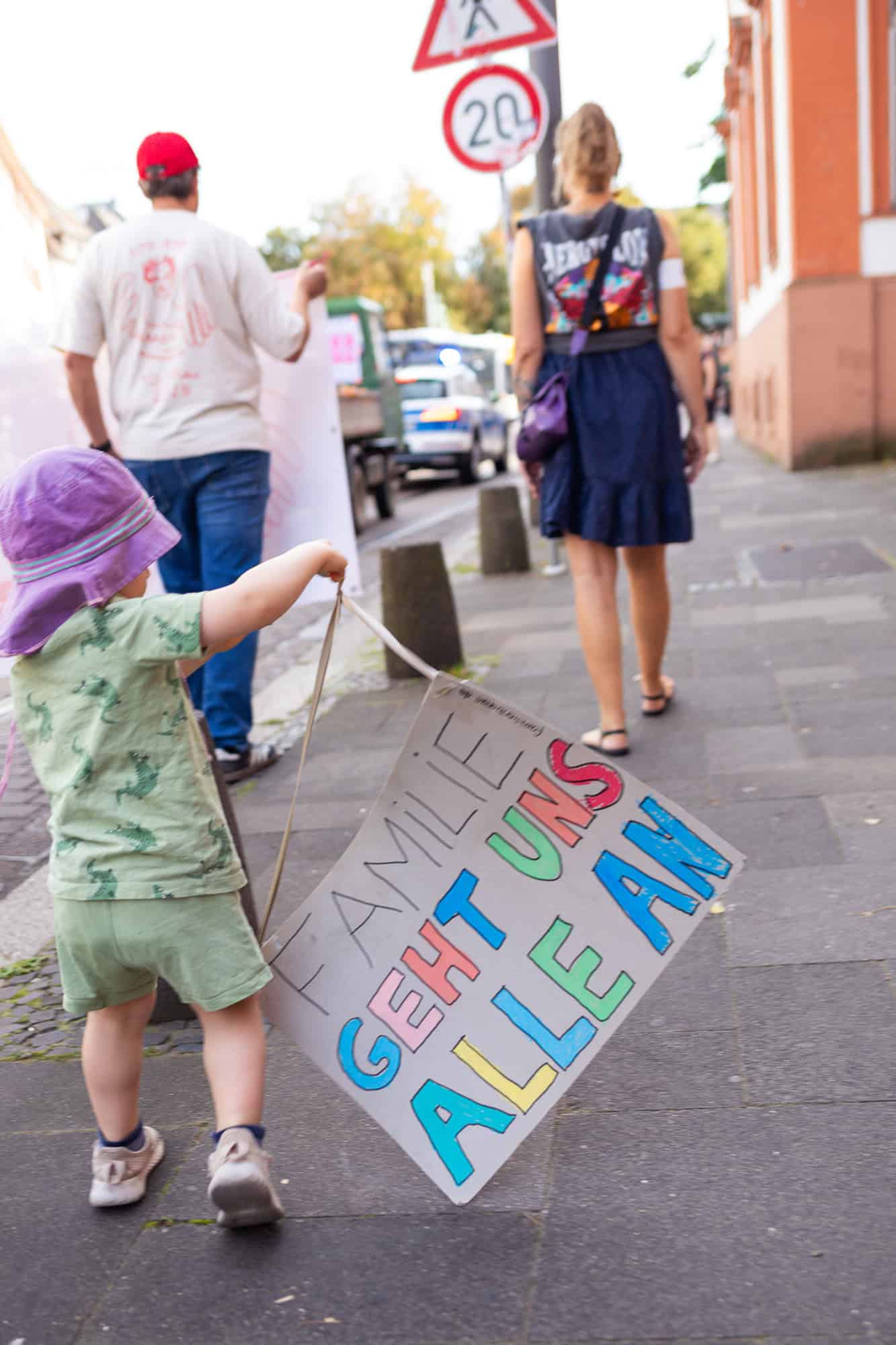 Demonstration in Mainz 2025 mit Frauen und Kindern für die Rechte von Müttern.