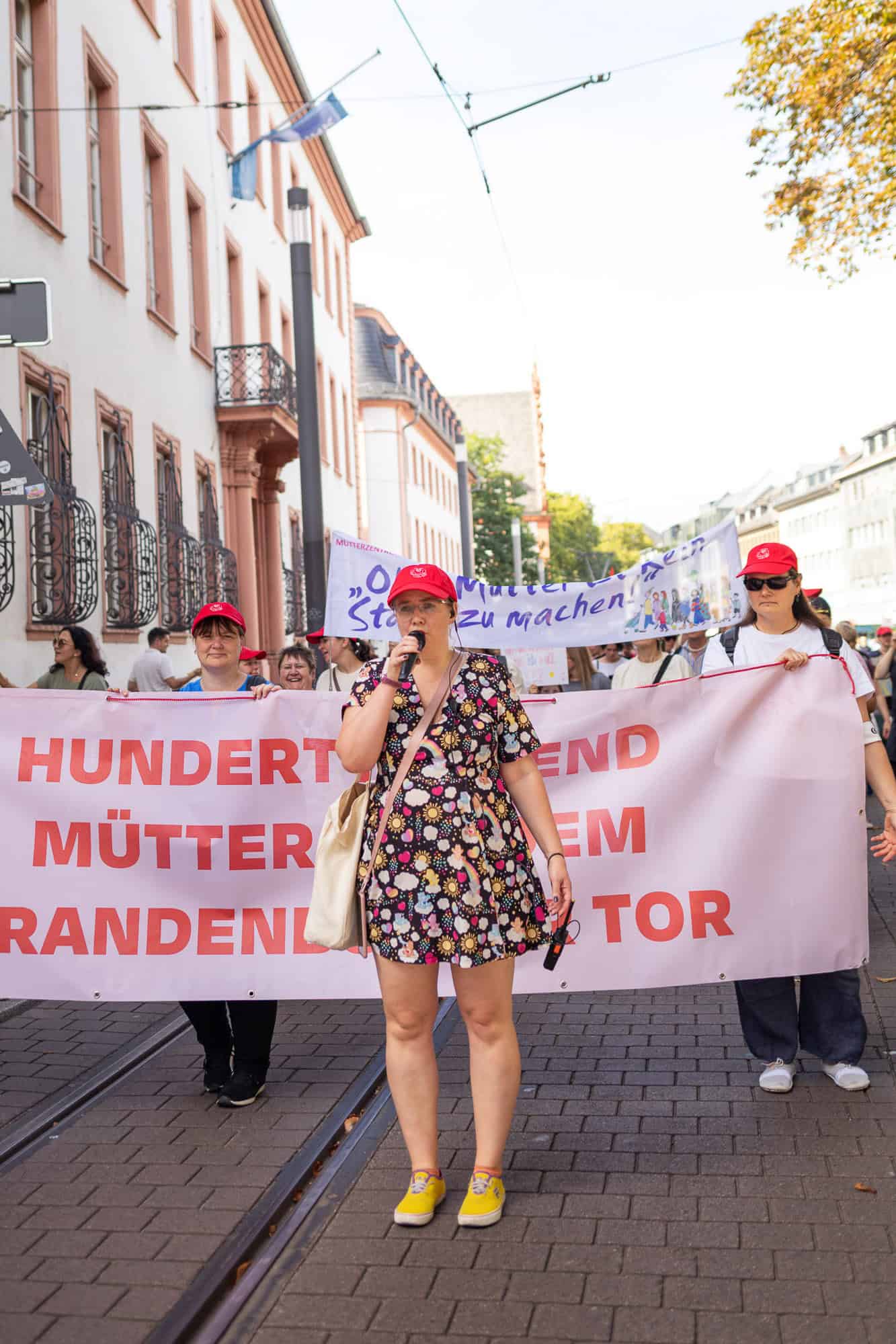 Demonstration in Mainz 2025 mit Frauen und Kindern für die Rechte von Müttern.