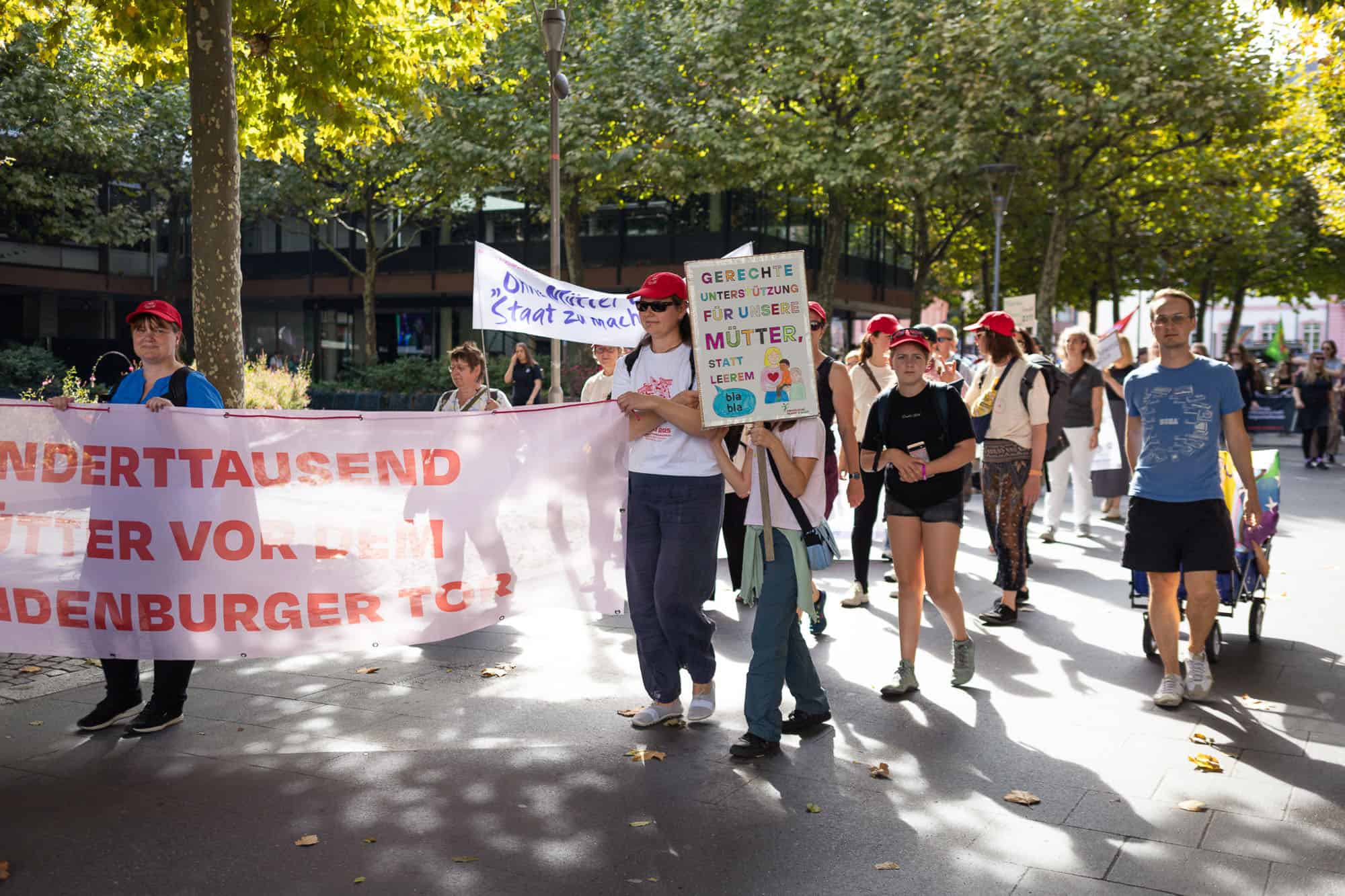 Demonstration in Mainz 2025 mit Frauen und Kindern für die Rechte von Müttern.